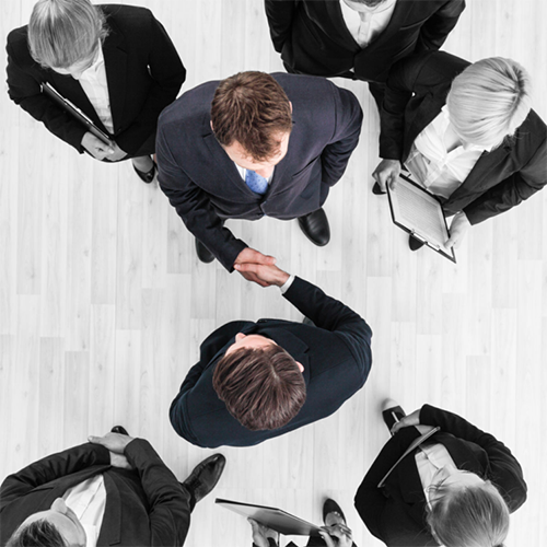Trouvez une carrière dans une société pharmaceutique mondiale - une poignée de main de professionnels de la santé. Trouvez une carrière dans une société pharmaceutique mondiale - une poignée de main de professionnels de la santé.