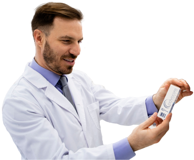 Farmacéutico sosteniendo un envase de un producto farmacéutico. Farmacéutico sosteniendo un envase de un producto farmacéutico.