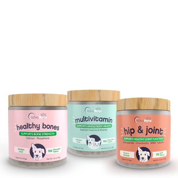 Pots de compléments pour animaux AdvaMate pour des os sains, multivitamines et santé des hanches et articulations avec couvercles en bois.