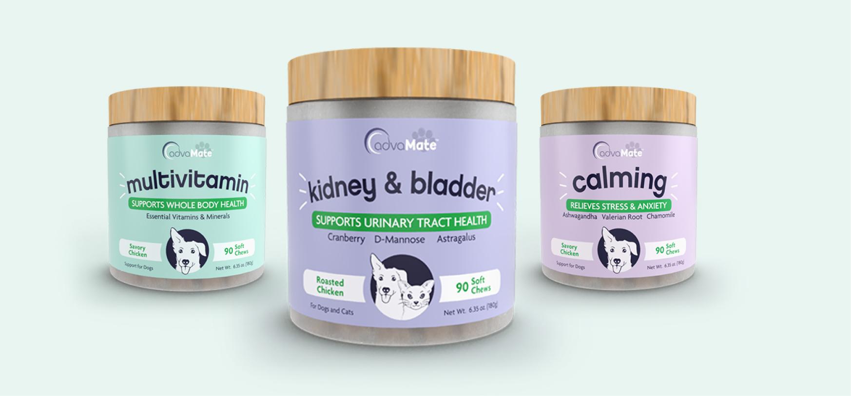 Frascos de suplementos para mascotas AdvaMate para soporte renal, multivitamínico y calmante para perros y gatos.