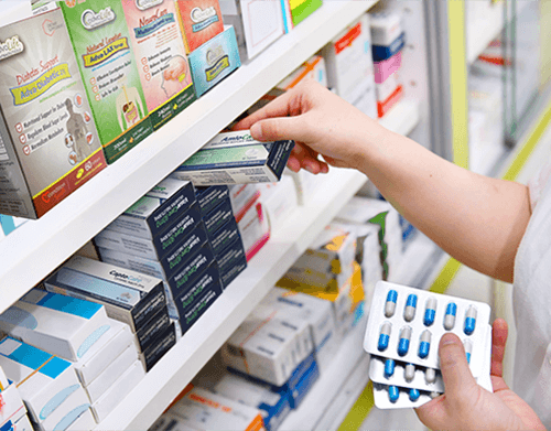 Produits pharmaceutiques AdvaCare Pharma et suppléments AdvaLife sur une étagère dans une pharmacie.