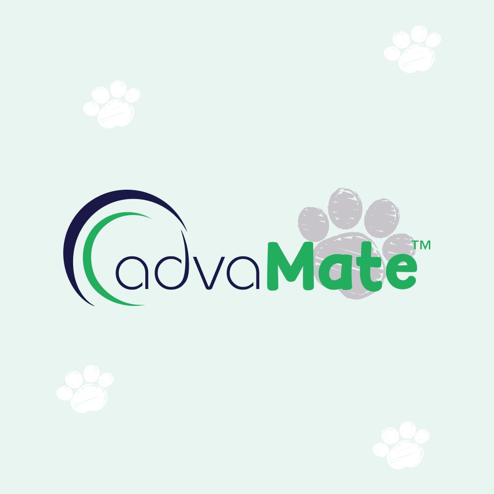 Logotipo de la marca AdvaMate con gráfico circular verde y azul e iconos de huellas sobre un fondo verde claro.