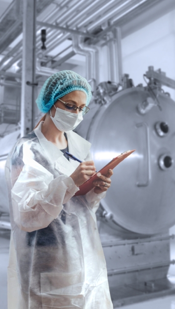 Un inspector verificando el cumplimiento de GMP de las instalaciones de fabricación de productos farmacéuticos de AdvaCare Pharma.