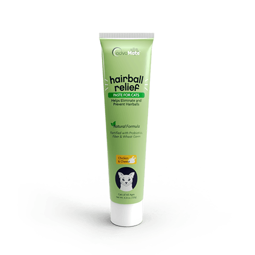 Pâte AdvaMate anti-boules de poils pour chats dans un tube vert clair saveur poulet et fromage.